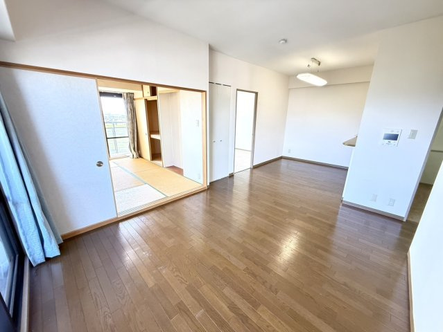 サザンベル泉佐野の居間・リビング|約14.9帖の明るく開放的なLDK♪