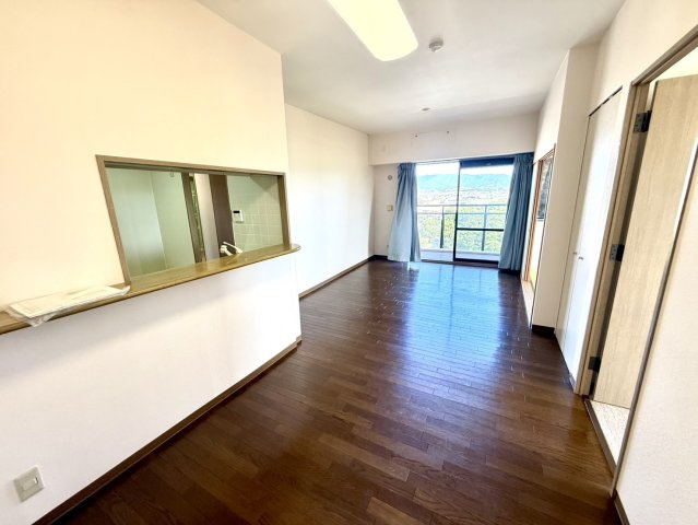 サザンベル泉佐野の居間・リビング|角部屋の為、リビングの窓からは心地よい風と日差しが入ります♪