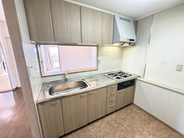 サザンベル泉佐野のキッチン|家族の顔がいつでも見れる、人気の対面キッチン！　3口コンロで同時にお料理も出来、便利です♪　