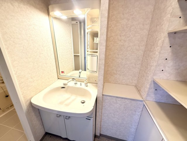 サザンベル泉佐野のその他|明るく清潔感のある洗面室になっております♪　可動式の棚があり、タオルや着替え置き場に便利です