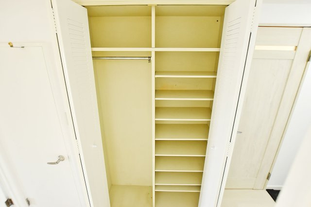 武庫川ニュースカイハイツの収納|廊下には大型収納スペース有◎
生活用品のストックから、掃除グッズなど、様々な物をしまえるオールマイティーな収納スペースです。