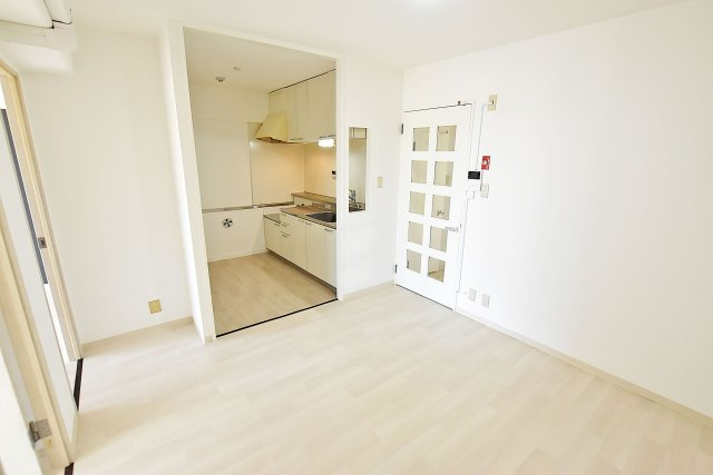 武庫川ニュースカイハイツのその他|白を基調とした清潔感のあるLDKは約9.5帖の広さです。
