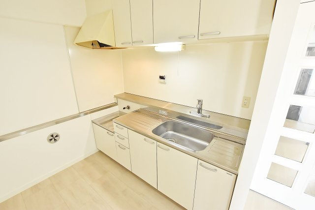 武庫川ニュースカイハイツのキッチン|作業に集中でき、
調理中の油や煙、音、ニオイがリビングやダイニングに広がるのを防げます◎