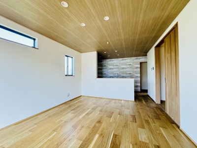 【居間・リビング】 | 市川市本北方１丁目新築戸建【北方小学校：9分】 | 16.25帖リビングダイニングキッチン・リビングガス栓付き