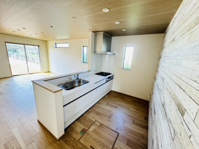 【キッチン】 | 市川市本北方１丁目新築戸建【北方小学校：9分】 | お手入れしやすいレンジフード・シンクの水栓には浄水器がついてます！