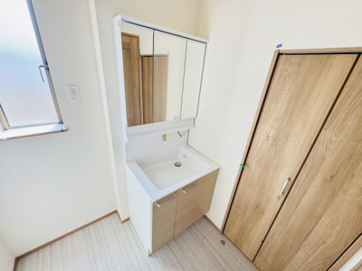 【独立洗面台】 | 市川市本北方１丁目新築戸建【北方小学校：9分】 | シャワーヘッド付き三面鏡洗面化粧台