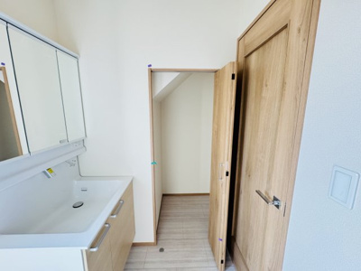 【脱衣所】 | 市川市本北方１丁目新築戸建【北方小学校：9分】 | 脱衣所収納スペース