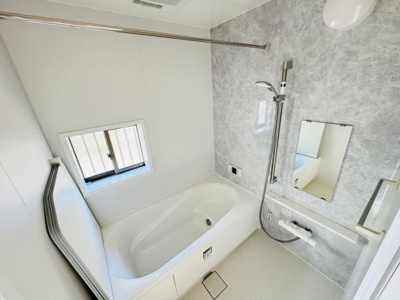 【浴室】 | 市川市本北方１丁目新築戸建【北方小学校：9分】 | 手元で水流切り替えシャワーヘッド・足を伸ばせる広々浴槽で毎日リラックス♪