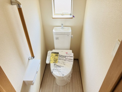 【トイレ】 | 市川市本北方１丁目新築戸建【北方小学校：9分】 | 温水洗浄暖房便座つきトイレ