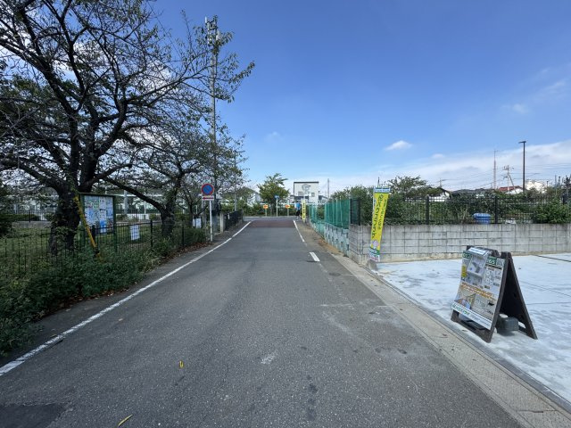 市川市本北方１丁目新築戸建【北方小学校：9分】の前面道路含む現地写真|南側前面道路・幅員約5.8ｍ