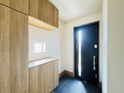 【玄関】 | 市川市本北方１丁目新築戸建【北方小学校：9分】 | 玄関ホール・容量たっぷりシューズボックス