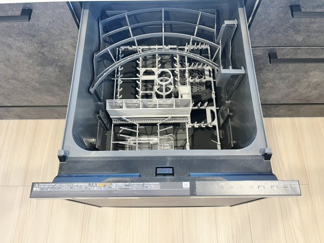 練馬区向山4丁目 限定1棟のキッチン|食後の片づけに便利な食器洗乾燥機が標準装備です