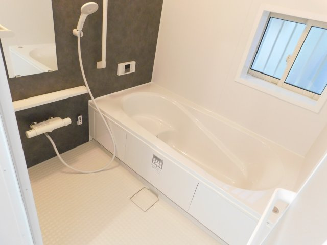 海部郡蟹江町西之森９丁目の新築一戸建の浴室|◇浴室◇　　広い１坪サイズ（LIXIL）・保温浴槽・エコベンチ浴槽・追い焚き・オートバス・浴室暖房乾燥機・お手入れ楽々カウンター・キレイサーモフロア・バリアフリーバス・浴室窓あり