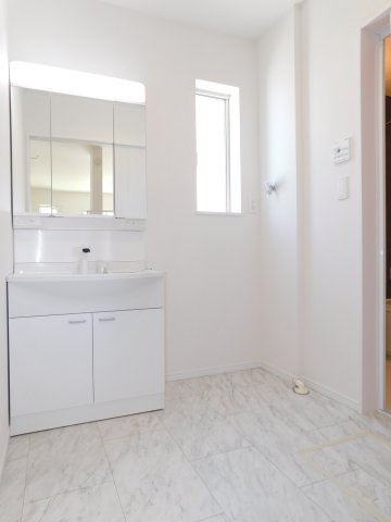 海部郡蟹江町西之森９丁目の新築一戸建の独立洗面台|◇洗面室◇　　三面鏡シャンプードレッサー　くもり止め仕様