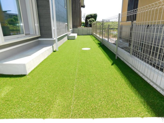 海部郡蟹江町西之森９丁目の新築一戸建の庭|◇庭◇　　南面に嬉しい人工芝の庭付き♪