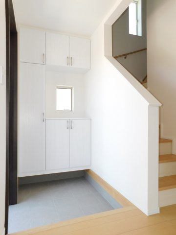 海部郡蟹江町西之森９丁目の新築一戸建の玄関|◇玄関◇　　大容量のシューズボックス♪　窓もあって明るい玄関♪
