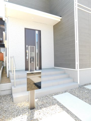 海部郡蟹江町西之森９丁目の新築一戸建の玄関|◇玄関◇　　広めの階段には嬉しい手すり付き♪