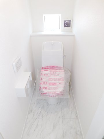 海部郡蟹江町西之森９丁目の新築一戸建のトイレ|◇トイレ◇　　温水洗浄便座　リモコンパネル付き　１階・２階とも窓があって明るいトイレ♪
