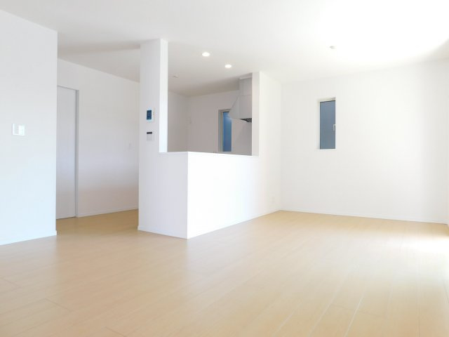 海部郡蟹江町西之森９丁目の新築一戸建の居間・リビング|◇リビング◇　　南面で２面採光の明るいリビング約１６．６２帖　リビング全体が見渡せる対面キッチン♪