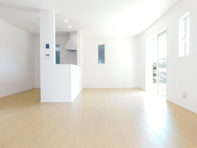 海部郡蟹江町西之森９丁目の新築一戸建の居間・リビング|◇リビング◇　　南面で２面採光の明るいリビング約１６．６２帖　リビング全体が見渡せる対面キッチン♪