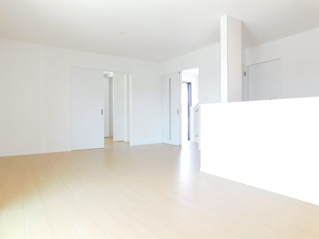 海部郡蟹江町西之森９丁目の新築一戸建の居間・リビング|◇リビング◇　　◇リビング◇　　南面で２面採光の明るいリビング約１６．６２帖　玄関ホールからも明るい開放的な空間♪　隣の洋室約５．２５帖と続き間で利用可♪