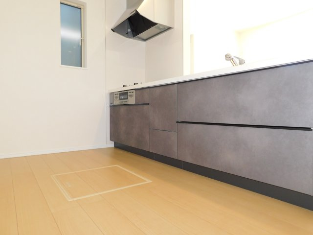 海部郡蟹江町西之森９丁目の新築一戸建のキッチン|◇キッチン◇　　人気の対面式・人造大理石カウンターシステムキッチン・浄水機能付ハンドシャワー・スローインクローズレール・静音仕様シンク・Ｓｉセンサーコンロ（３口）・床下収納庫