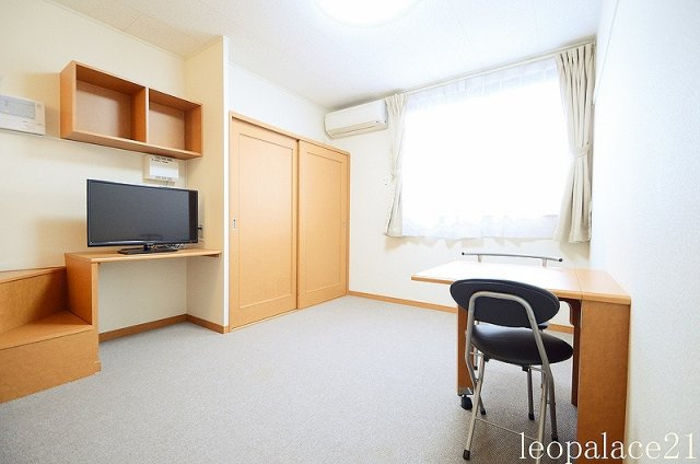 レオパレス新川の居間・リビング|2Ｆのお部屋はカーペット