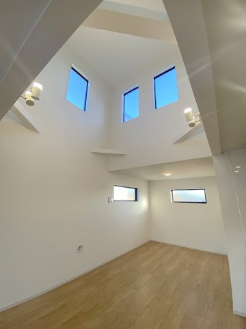 流山市平和台5丁目　新築戸建　全2棟　2号棟の居間・リビング|上部吹抜で明るく開放的なリビングです