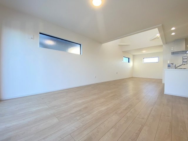 流山市平和台5丁目　新築戸建　全2棟　2号棟の居間・リビング|家族団らんで過ごすリビングは24.4帖の広さを確保