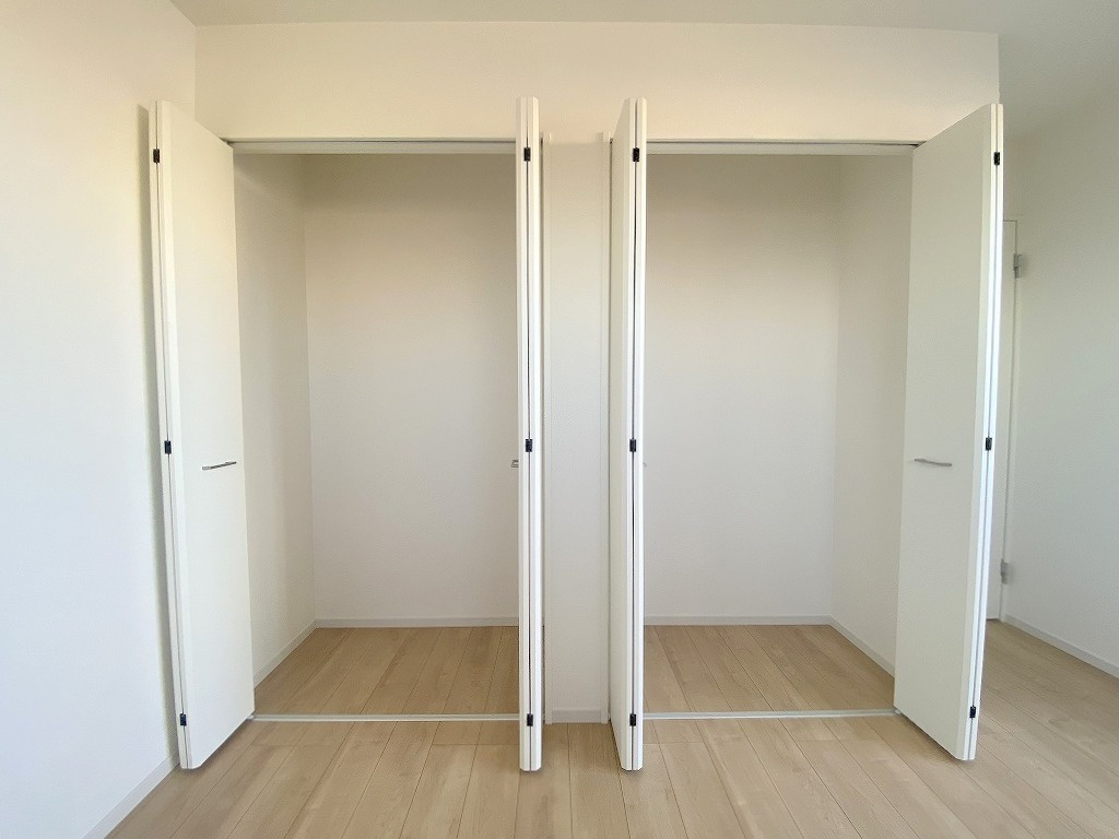 流山市平和台5丁目　新築戸建　全2棟　2号棟の収納|クローゼット2ヶ所付きでご夫婦で分けてお使いいただけます