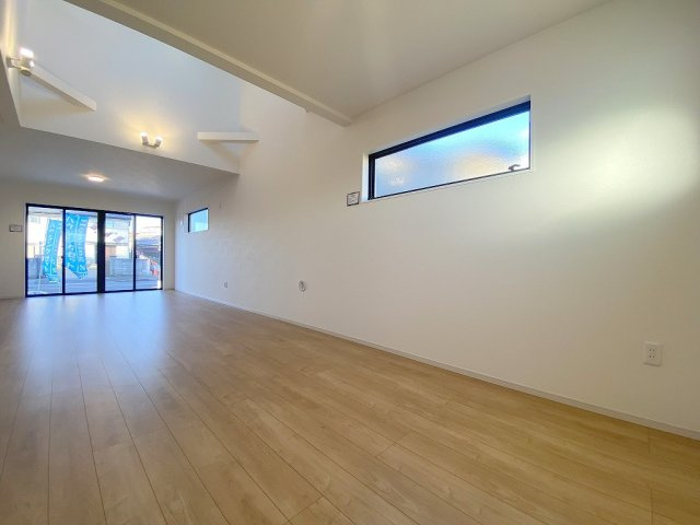 流山市平和台5丁目　新築戸建　全2棟　2号棟の居間・リビング|リビングは床暖房付きで冬でもぽかぽか過ごせます