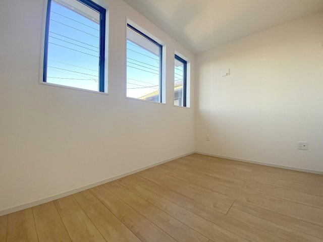 流山市平和台5丁目　新築戸建　全2棟　2号棟の洋室|デザイン性のある窓がオシャレな洋室5.5帖