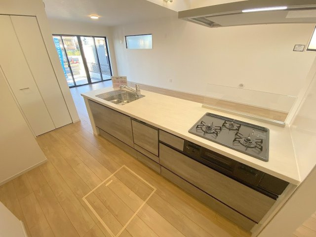 流山市平和台5丁目　新築戸建　全2棟　2号棟のキッチン|広々としたオープンキッチンで家族で楽しくお料理が出来ます