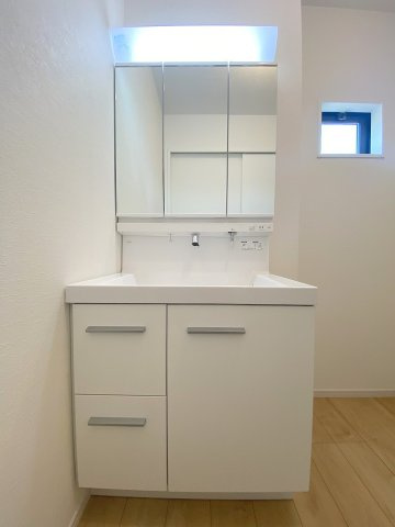 流山市平和台5丁目　新築戸建　全2棟　2号棟の独立洗面台|三面鏡付きシャワードレッサーで朝の準備も快適