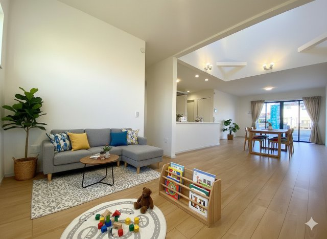 流山市平和台5丁目　新築戸建　全2棟　2号棟の居間・リビング|現況の物件写真にCGによる画像処理を行っています。家具、家電、小物、カーテン等はイメージはCGです。