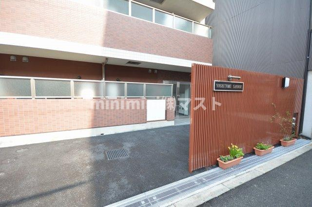 ヨシトミサンノウのエントランス