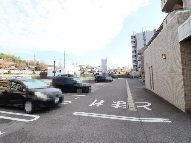 アーバンライフ井田南の駐車場