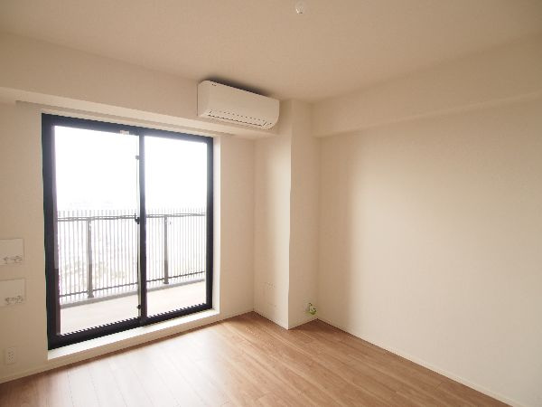 プライムメゾン板橋のバルコニー|暖かな日差しのふりそそぐバルコニー