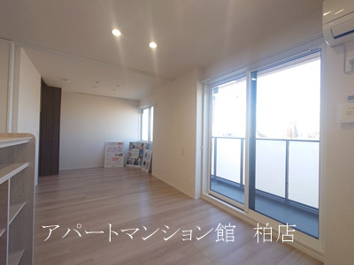 スリーレイヤー柏の葉(Three　Lyaer柏の葉) の居間・リビング