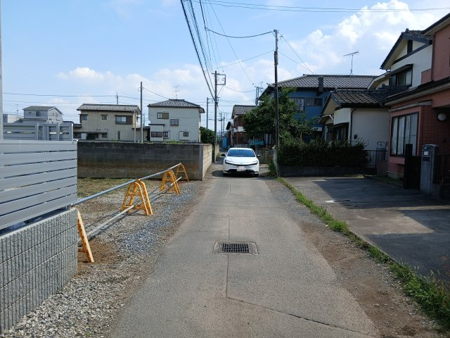 東松山市松葉町３丁目 土地７３坪の前面道路含む現地写真|西側幅員約3ｍ公道に約10.2ｍ接す