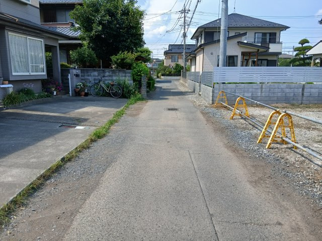 東松山市松葉町３丁目 土地７３坪の前面道路含む現地写真|西側幅員約3ｍ公道に約10.2ｍ接す
