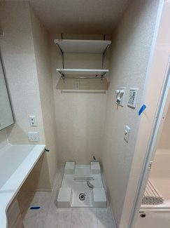 【展望】 | 洗面所内、シャンプードレッサー横にある室内洗濯機置き場です♪防水パンが付いているので万が一の漏水にも安心です！上部には便利な収納棚付き♪