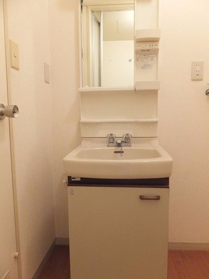 【洗面所】 | グランメゾン１号館 | ☆新品へ交換☆
温水シャワー付洗面化粧台