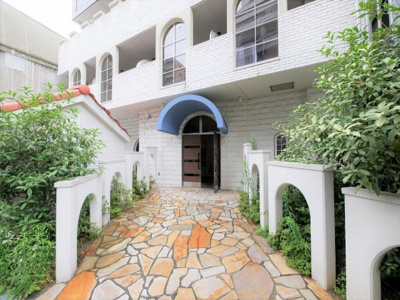 【エントランス】 | ヴィラ・リヴィエール | ゆとりのあるエントランスです