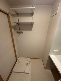 【展望】 | ※参考写真※洗面所内、シャンプードレッサー横にある室内洗濯機置き場です♪室内に置けるので洗濯機が傷みにくい☆