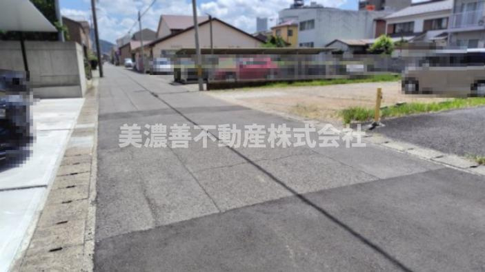 ６５６９５　岐阜市此花町三丁目土地の前面道路含む現地写真