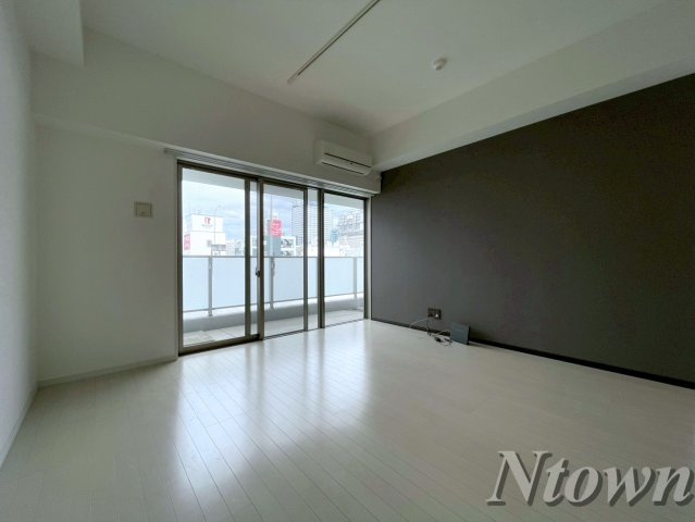 【居間・リビング】 | FIRST RESIDENCE SAKAE(ファーストレジデンス栄) | こちらの居間で趣味の時間をお楽しみください