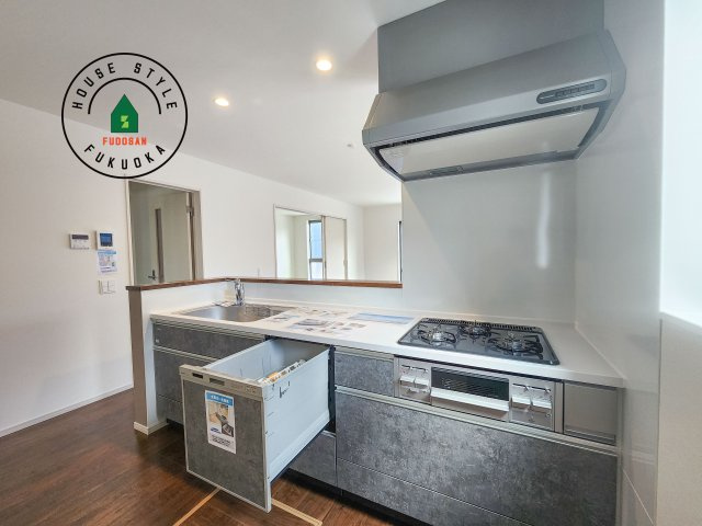 糟屋郡志免町片峰中央4丁目第1-2棟（1号棟）のキッチン|ダイニングテーブルへの配膳がラクラク、お料理はかどるカウンター付きシステムキッチン！