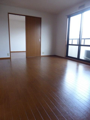 【居間・リビング】 | コーポ横代Ａ | 同タイプの室内写真です。現況を優先させて頂きます。