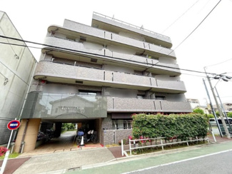 【外観】 | モダンでスタイリッシュな印象を与えるグレーを基調とした外観。